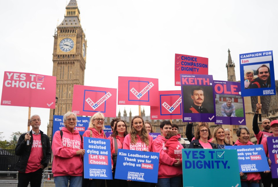 a group of people holding signs that say yes to choice