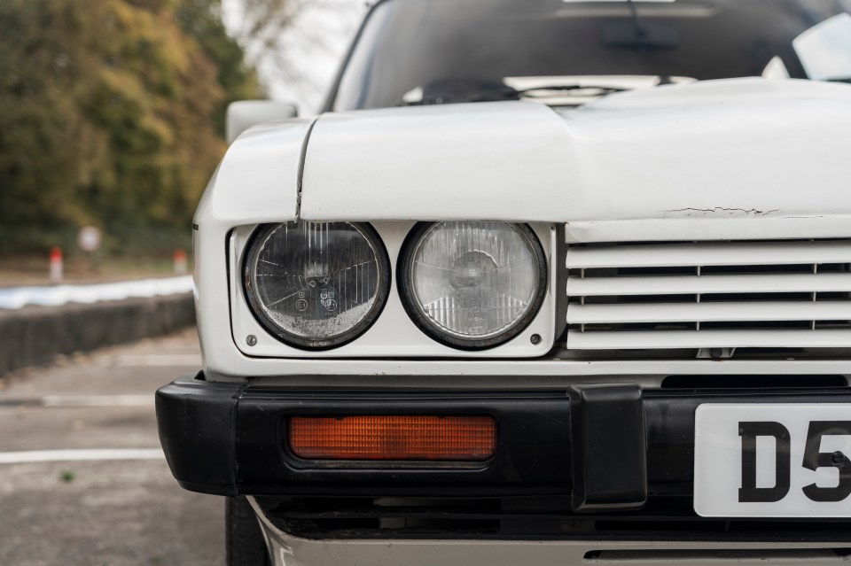 a white car with a license plate that says d5