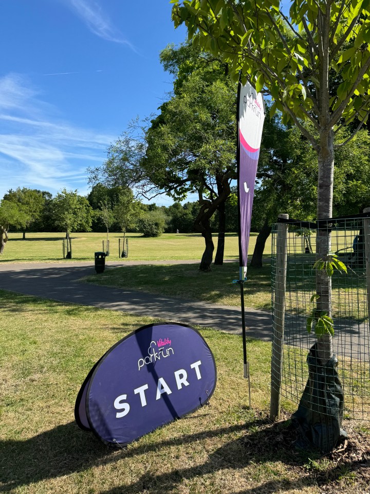 a purple sign that says start on it