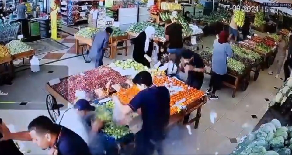 a group of people in a grocery store with the time of 17 08 30 24