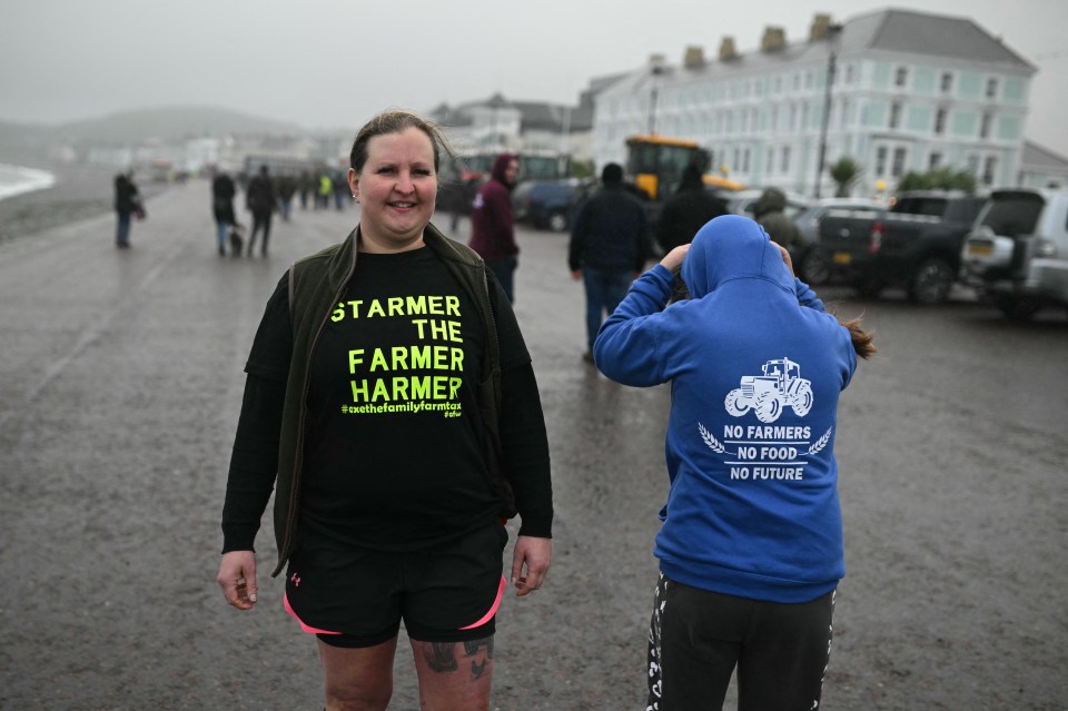 a woman wearing a shirt that says " starmer the farmer harmer "