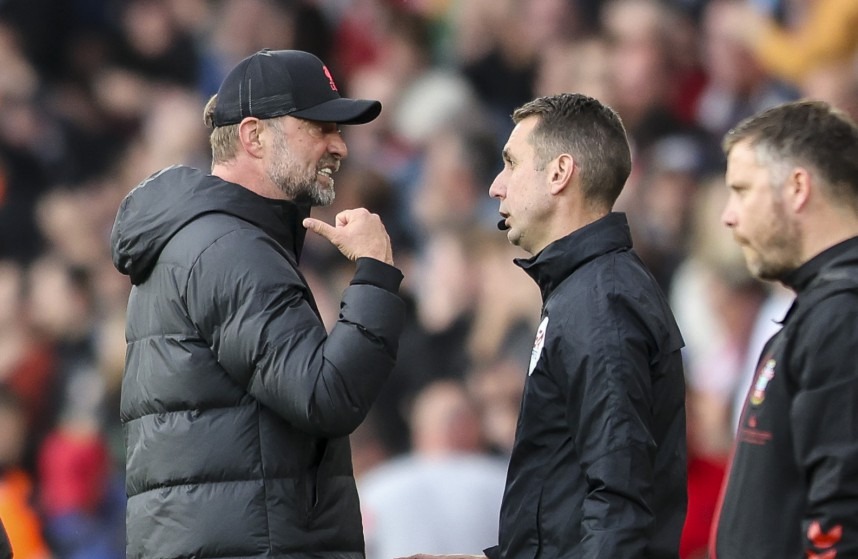 SOUTHAMPTON, ENGLAND - MAY 17: Head Coach Jurgen Klopp of Liverpool complains to fourth official David Coote after Nathan Redmond of Southampton scores a goal to make it 1-0 during the Premier League match between Southampton and Liverpool at St Mary's Stadium on May 17, 2022 in Southampton, England. (Photo by Robin Jones/Getty Images)
