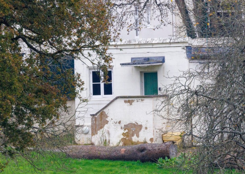 Pic Doug Seeburg - Royal Lodge in Windsor Great Pk, the home of Prince Andrew the Duke of York and his ex wife Sarah the Duchess of York...Pic shows dirt and peeling paint on the main house.