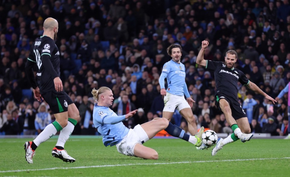 MANCHESTER, ENGLAND - NOVEMBER 26: Erling Haaland of Manchester City scores their third goal during the UEFA Champions League 2024/25 League Phase MD5 match between Manchester City and Feyenoord at City of Manchester Stadium on November 26, 2024 in Manchester, England. (Photo by Alex Livesey - Danehouse/Getty Images)
