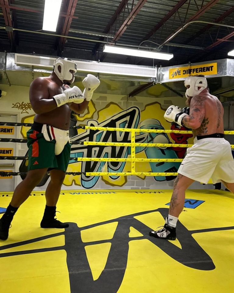 two boxers in a ring with a sign that says we different