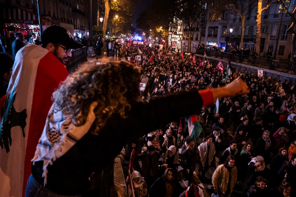 a crowd of people are gathered in front of a store that says ' la galerie ' on it