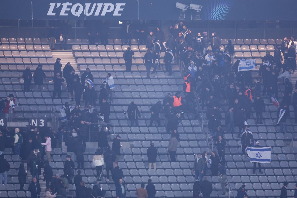 a crowd of people in a stadium with a sign that says l' equipe