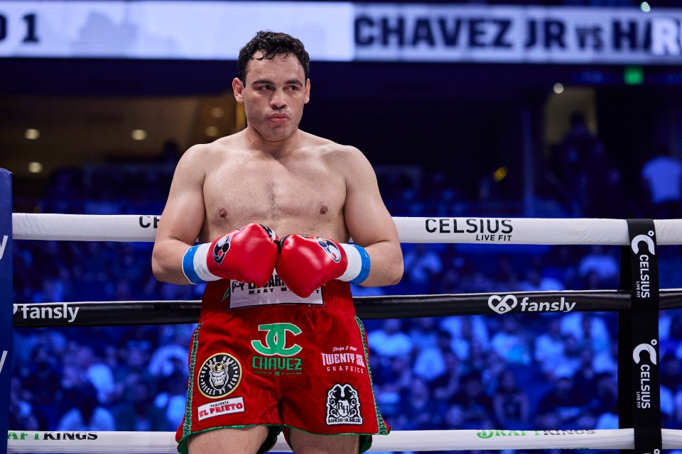 Julio Cesar Chavez Jr vs Uriah Hall