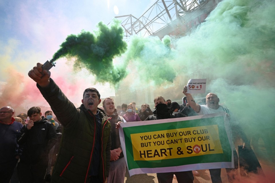 Supporters protest against Manchester United's owners, outside English Premier League club Manchester United's Old Trafford stadium in Manchester, north west England on May 2, 2021, ahead of their English Premier League fixture against Liverpool. - Manchester United were one of six Premier League teams to sign up to the breakaway European Super League tournament. But just 48 hours later the Super League collapsed as United and the rest of the English clubs pulled out. (Photo by Oli SCARFF / AFP) (Photo by OLI SCARFF/AFP via Getty Images)