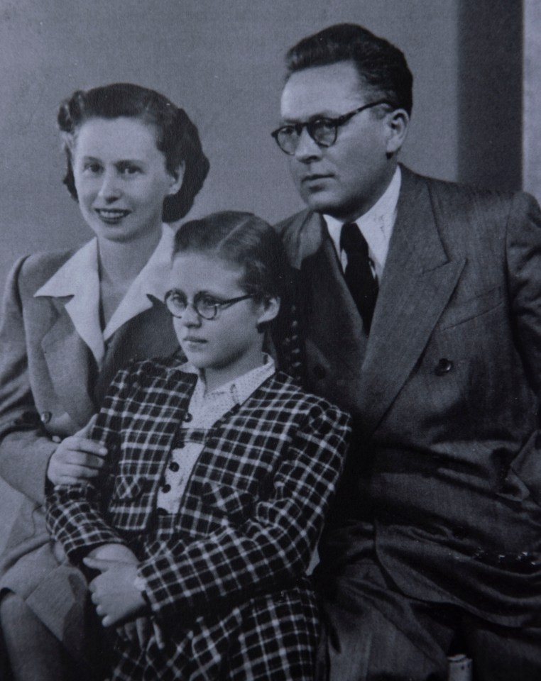 Black and white photo of Agnes Kaposi as a child with her parents in Budapest, 1943.