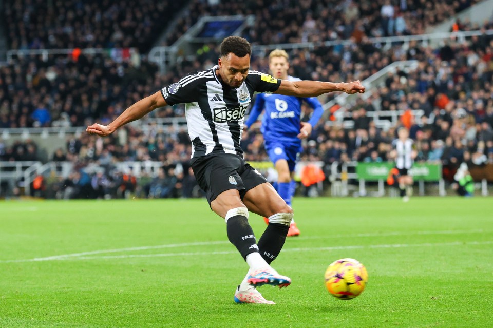 Jacob Murphy of Newcastle United scores a goal.