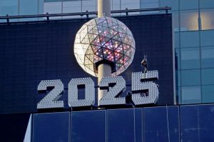  Preparations for New Year begins days in advance in New York