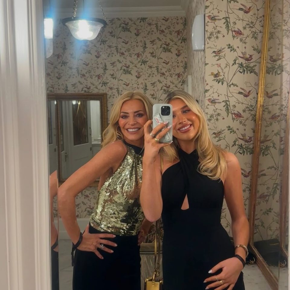 Tess Daly and her daughter Phoebe taking a selfie.