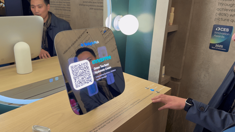 Interactive display showcasing Innisfree Green Tea Seed Hyaluronic Cream with a QR code.