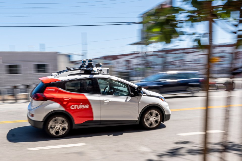 Cruise autonomous taxi driving in San Francisco.