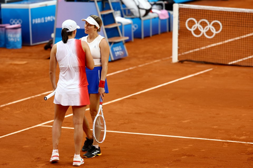 Iga Swiatek and Danielle Collins conversing after their tennis match.