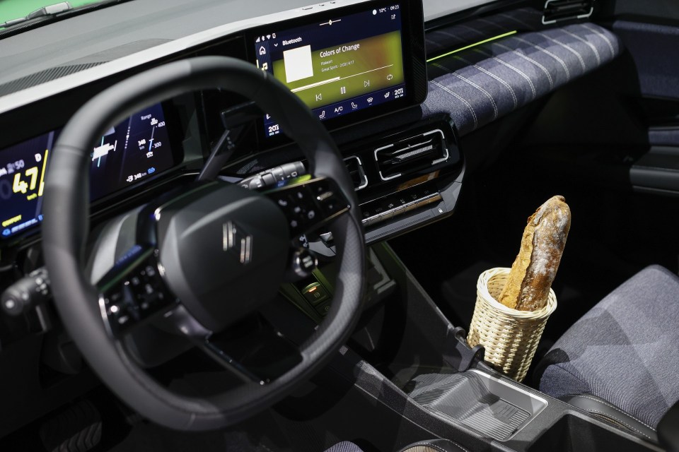 Renault 5 electric car interior with baguette in wicker basket.