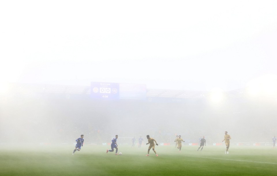Soccer Football - FA Cup - Third Round - Leicester City v Queens Park Rangers - King Power Stadium, Leicester, Britain - January 11, 2025 General view of fog covering the pitch during the match REUTERS/David Klein TPX IMAGES OF THE DAY