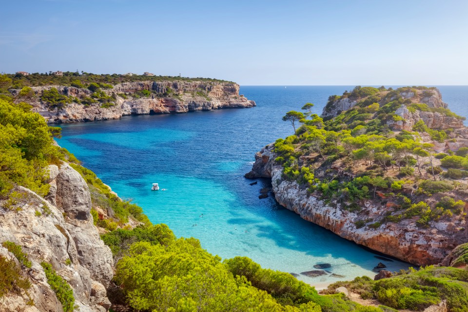 CalÃ³ des Moro ('small bay'), also Cala de Sa Comuna, is a bay in the southeast of the Spanish Balearic island of Mallorca. It is located on the coast of the municipality of SantanyÃ, southwest of the village of Cala Llombards, towards Cap de Ses Salines, the South Cape Mallorcas.