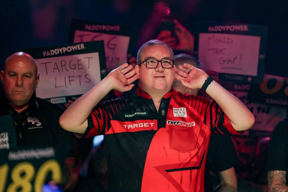 Stephen Bunting at the World Darts Championship semi-final, cupping his hands to his ears.