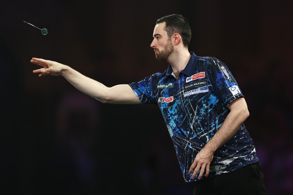 Luke Humphries of England throwing a dart.