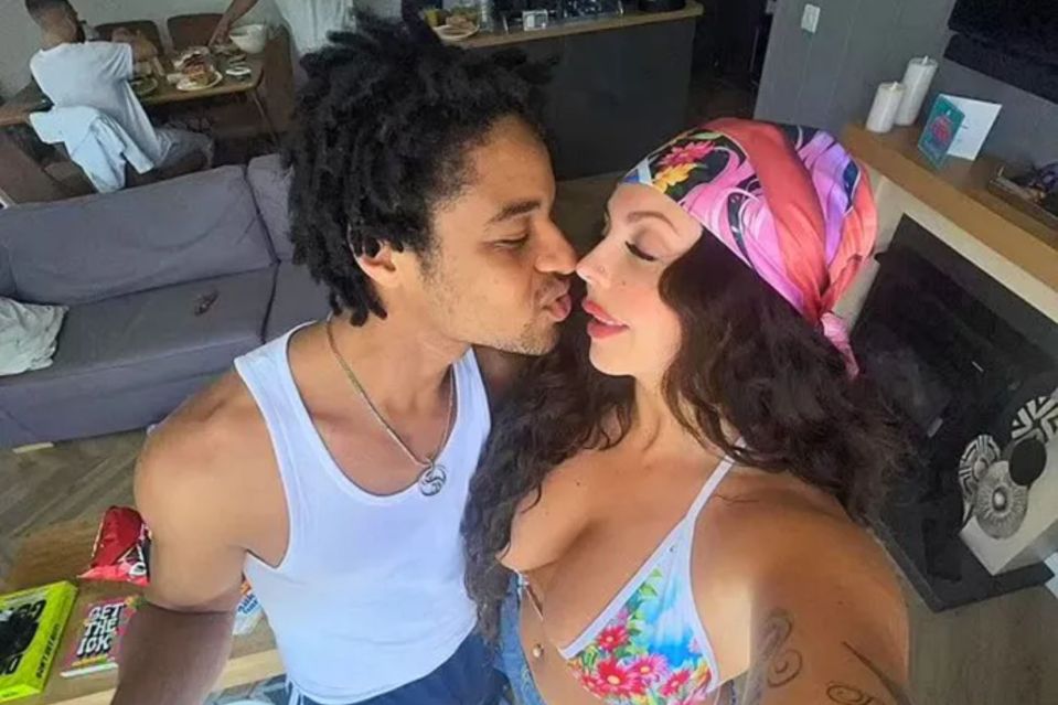 Jesy and Zion kissing.