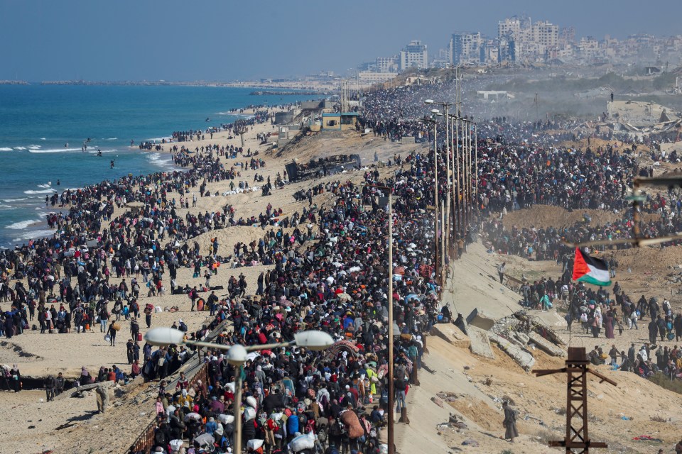 Large group of Palestinians returning to their homes in northern Gaza after being displaced.