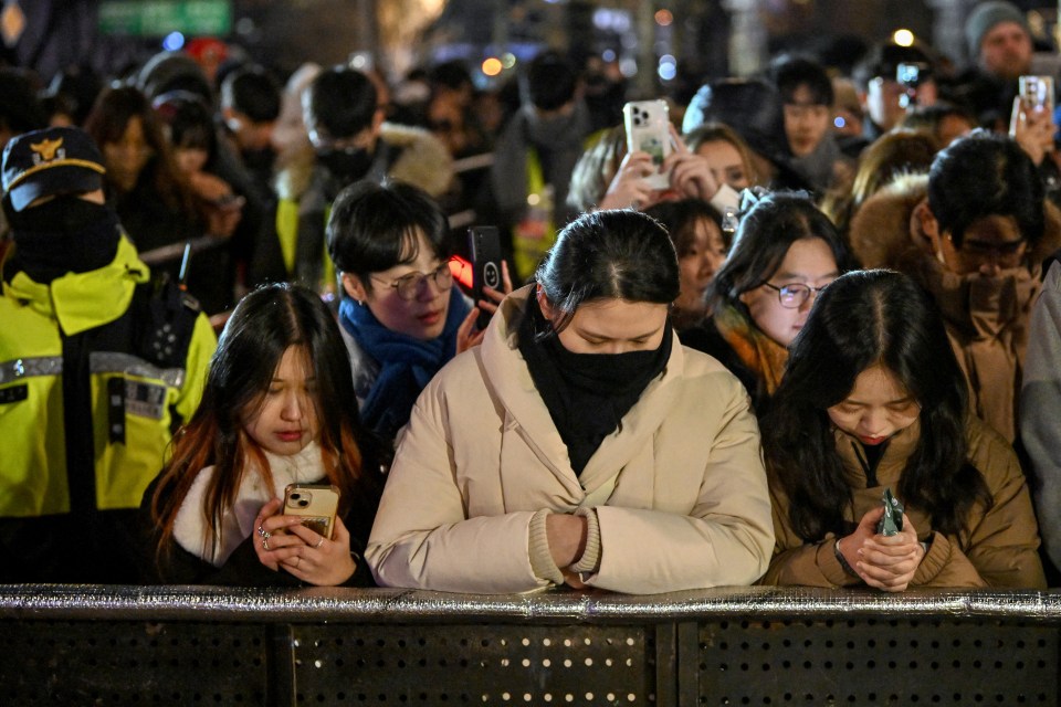 Mourners pay tribute to Jeju Air plane crash victims.