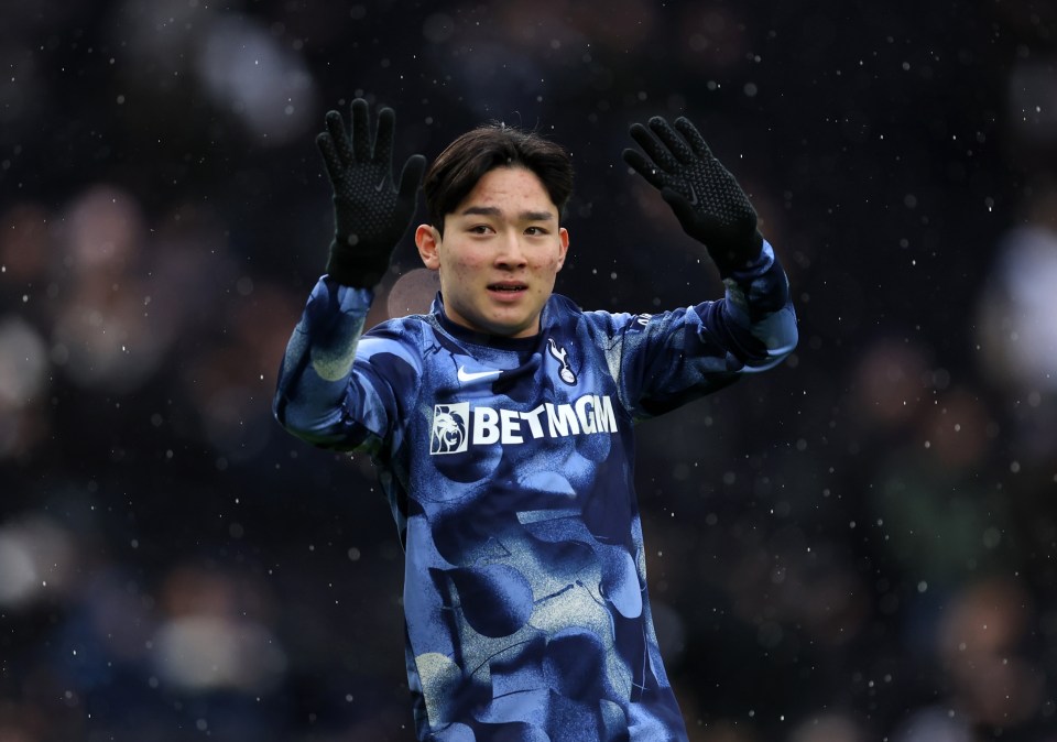 Yang Min-hyeok of Tottenham Hotspur waving to the crowd.