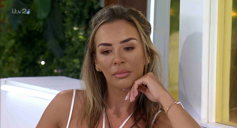 Elma Pazar talking to Ekin-Su on Love Island.