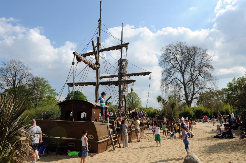 D7K6XR Children playing in the Princess Diana memorial playground,