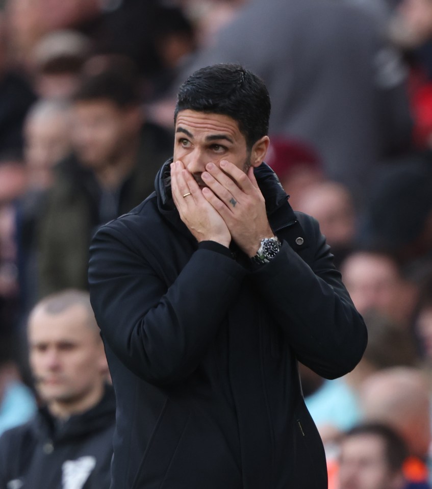 Mikel Arteta looking concerned during a soccer match.