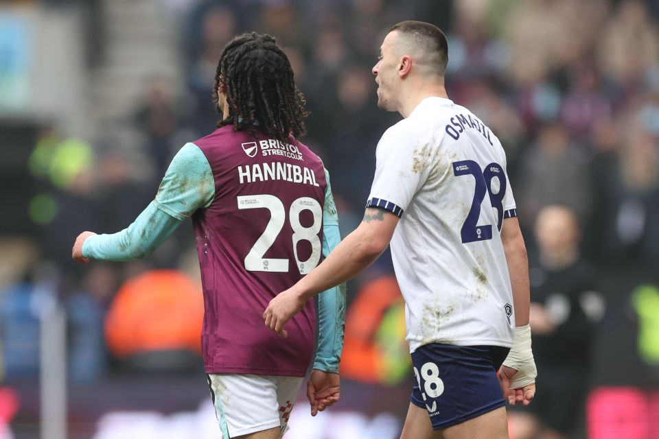 Hannibal Mejbri and Milutin Osmajic, football players, during a match.