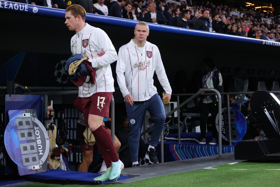Erling Haaland and Kevin De Bruyne on the Manchester City bench.