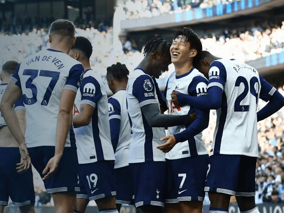Tottenham Hotspur players celebrating a goal.