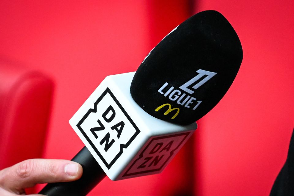 Illustration of a microphone with Ligue 1, McDonald's, and DAZN logos.
