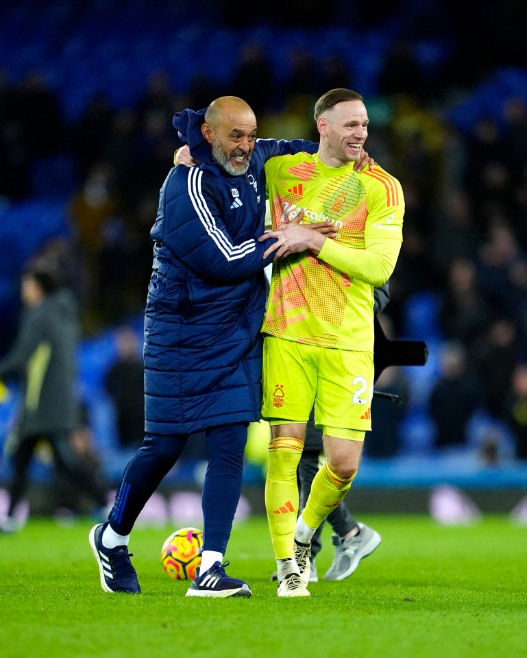 Nuno Espirito Santo congratulates keeper Matz Sels
