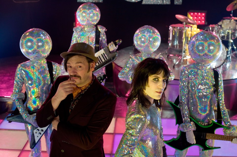 Julian and Noel from The Mighty Boosh on set with band.