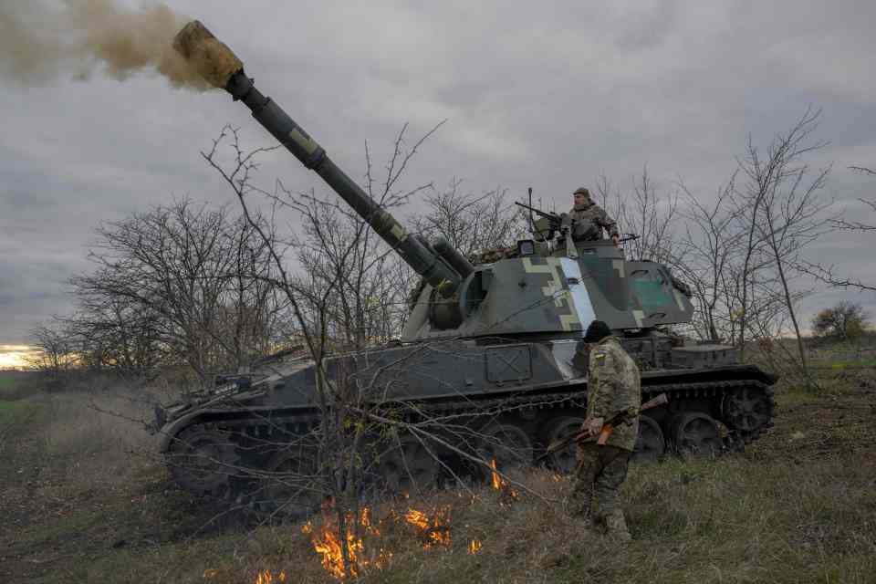 Ukrainian artillery unit firing near Kherson.
