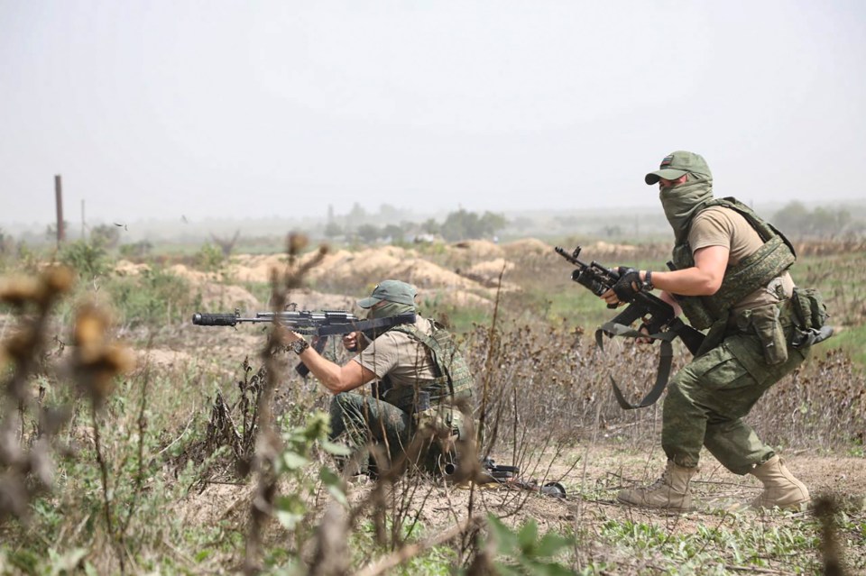 Russian soldiers with rifles in the Kherson region of Ukraine.