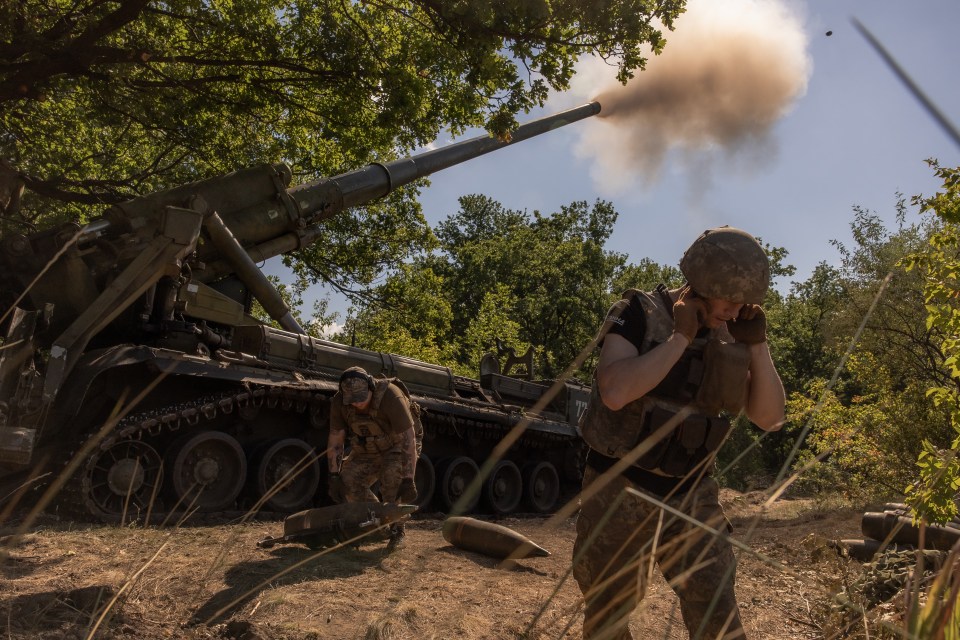 British AS90 artillery gun firing in Ukraine.