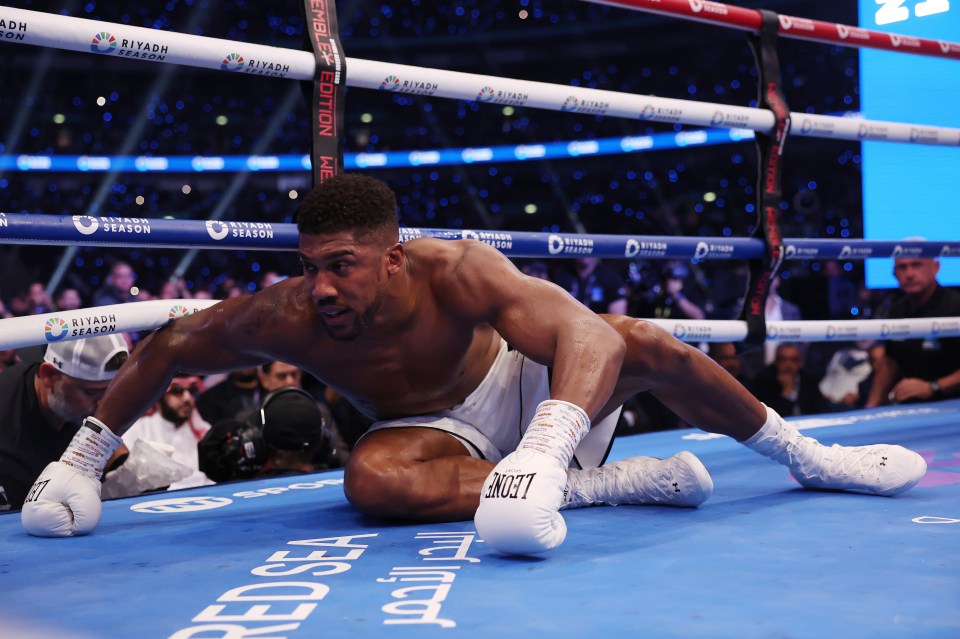 Anthony Joshua knocked down in a boxing match.