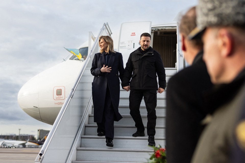 Volodymyr Zelensky and Olena Zelenska disembarking from a plane.