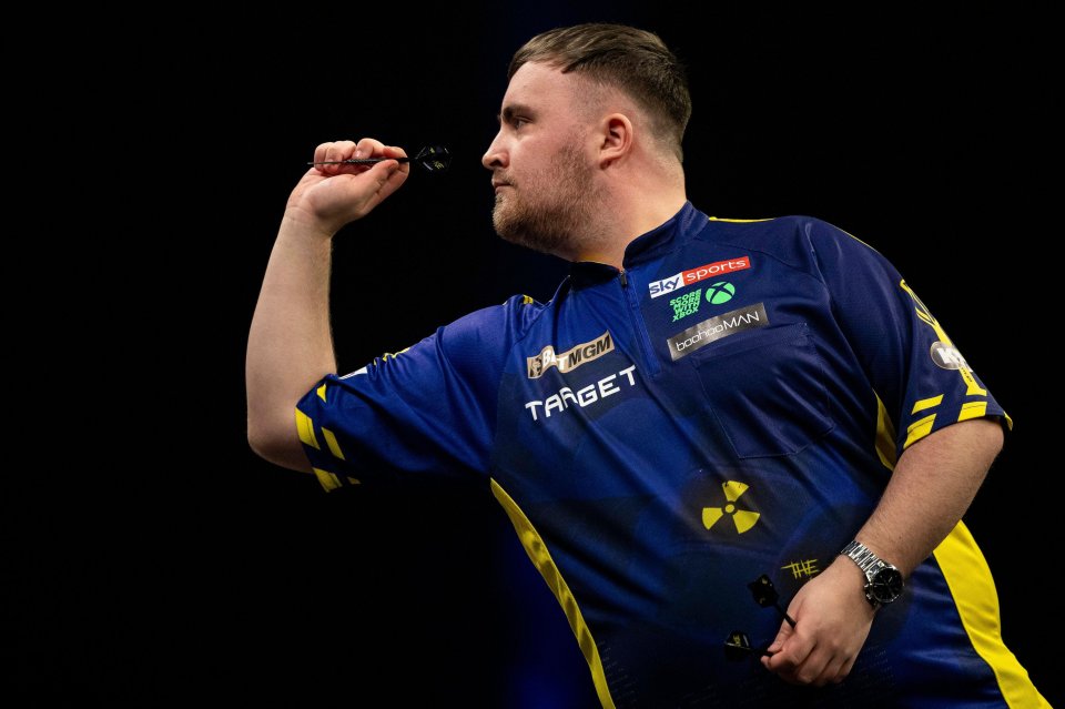 Luke Littler throwing a dart at the 2025 BetMGM Premier League darts.