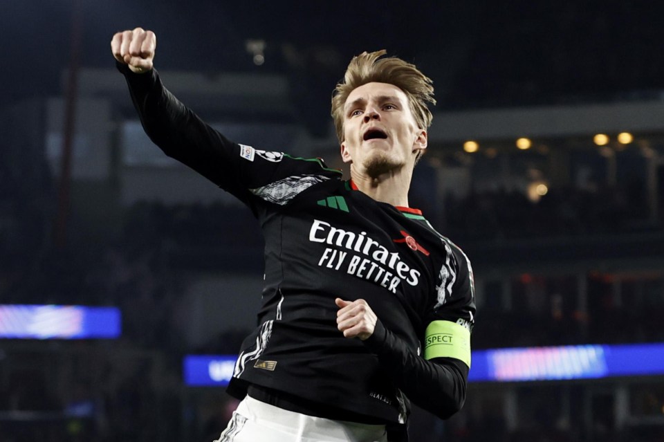 epa11940783 Martin Odegaard of Arsenal FC celebrates scoring the 1-4 goal during the UEFA Champions league round of 16 first leg soccer match between PSV Eindhoven and Arsenal FC in Eindhoven, the Netherlands, 04 March 2025. EPA/MAURICE VAN STEEN
