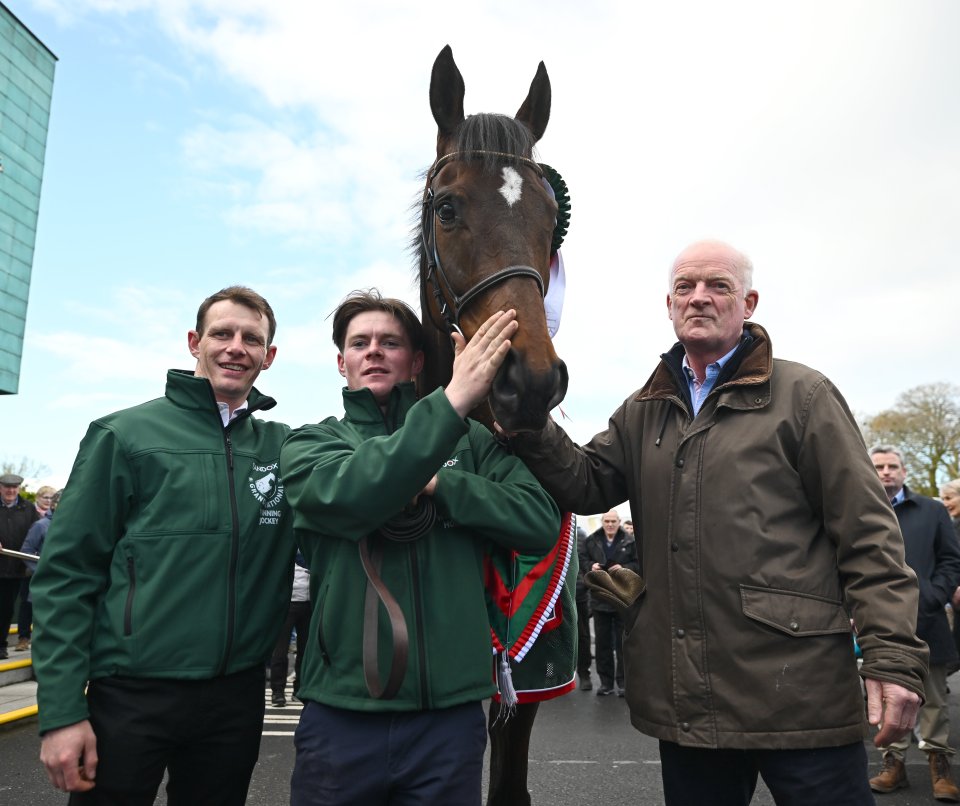16 April 2024; I Am Maximus with jockey Paul Townend, left, groom Steven Cahill, centre, and trainer Willie Mullins during the homecoming of Aintree Grand National winner I Am Maximus at Lord Bagenal Inn in Leighlinbridge, Carlow. Photo by Seb Daly/Sportsfile