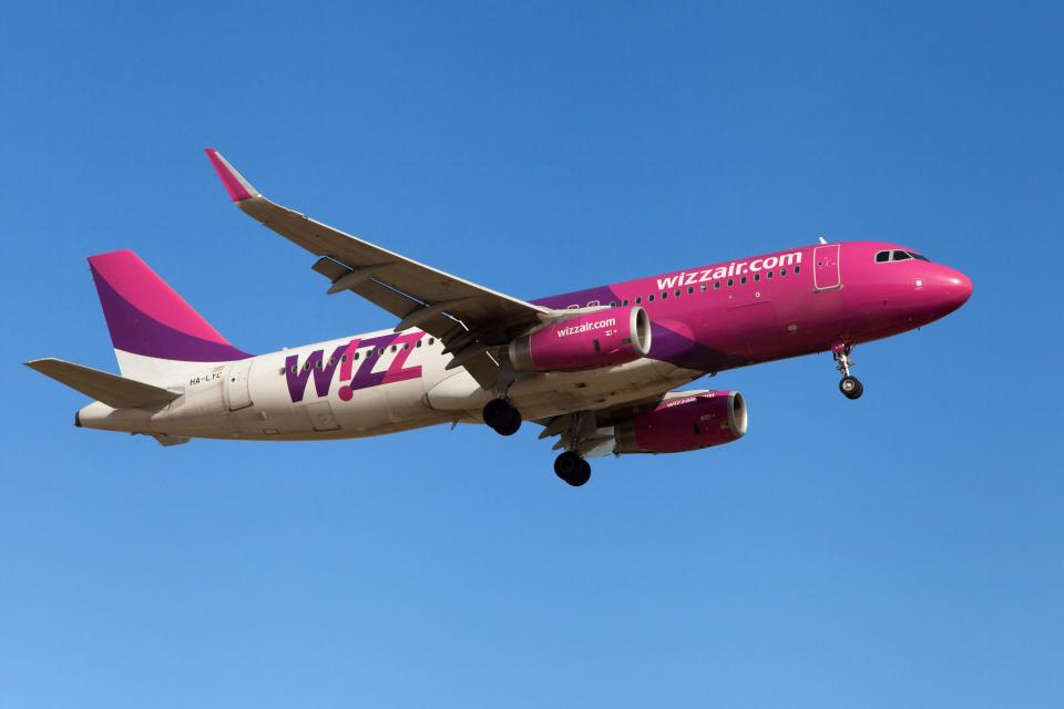 Wizz Air Airbus A320-200 approaching El Prat Airport.
