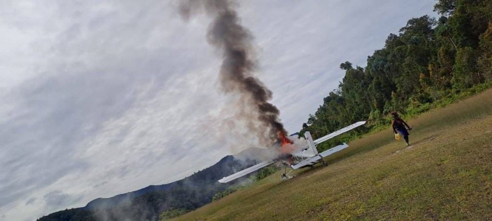 The Susi Air plane that Phillip Mehrtens was piloting being torched by the  West Papua National Liberation Army
