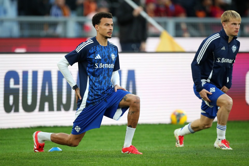 Dele Alli of Como warming up on the field.