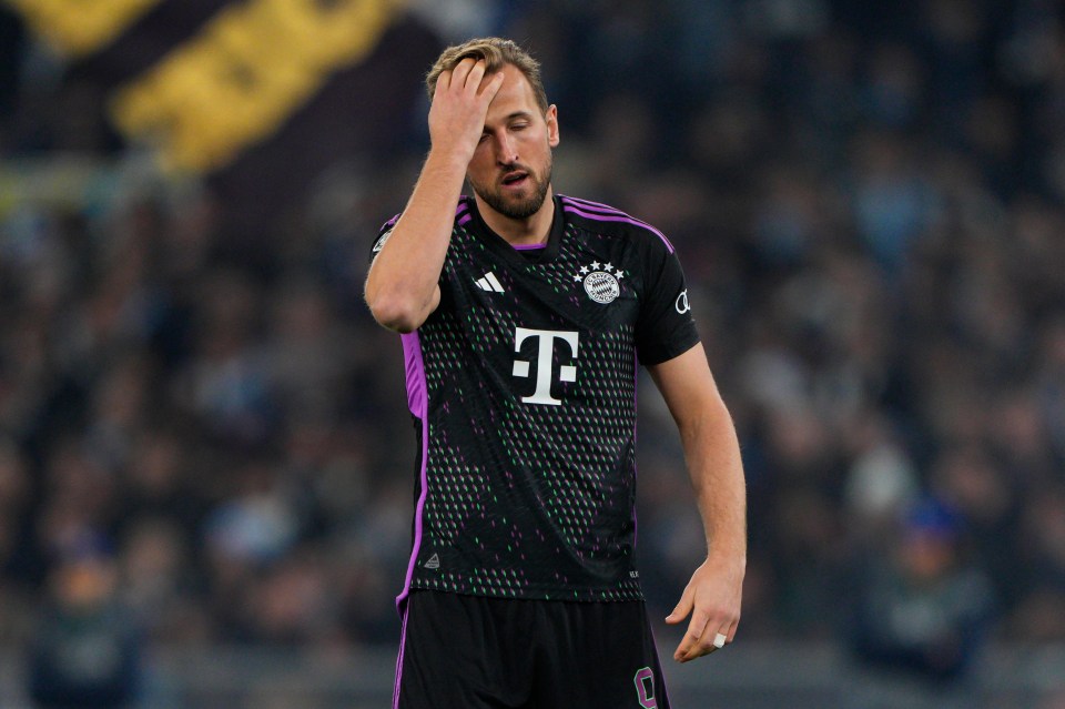 Harry Kane of FC Bayern München looking dejected.